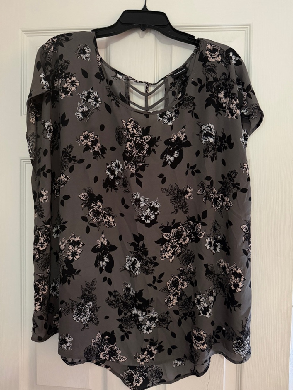 Torrid Floral Gray Short-Sleeve Blouse with Back Strap Detail